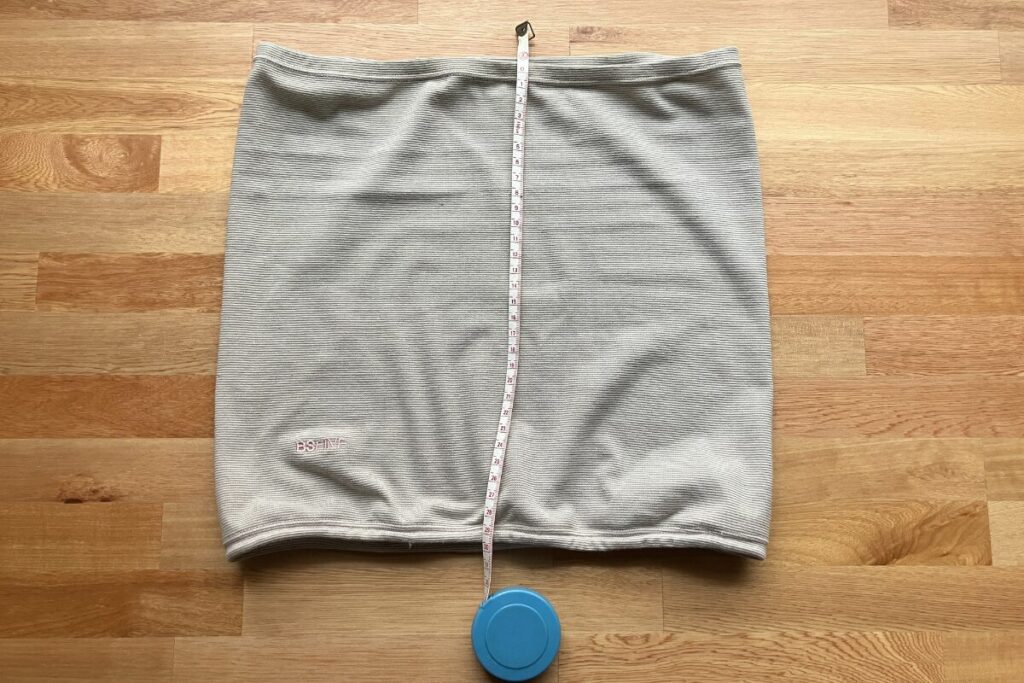 4年使用後のBSファインウエストウォーマーロングをメジャーで測っている様子