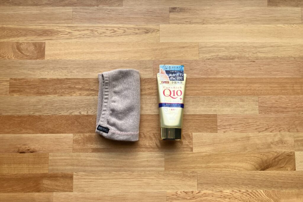 ハンドクリームとBSファインのレッグウォーマーを畳んだ状態を日アックした様子