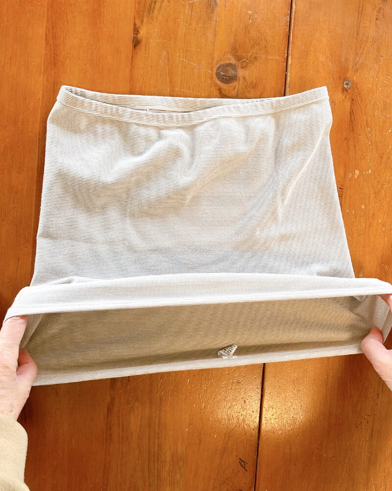 BSファインのウエストウォーマーを横に引き伸ばして薄さが分かるようにした状態