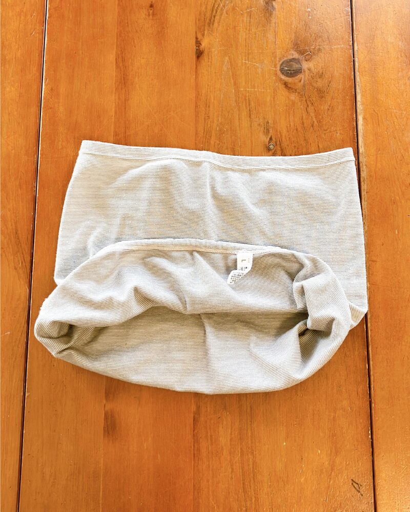 BSファインの腹巻きの裏側（縫い目とタグ）