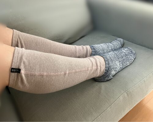 BSファインのレッグウォーマー（フリーサイズ）を着用した両足を横から撮影した写真