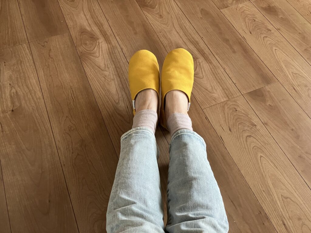 BSファインのレッグウォーマーを細身パンツの下に着用した画像