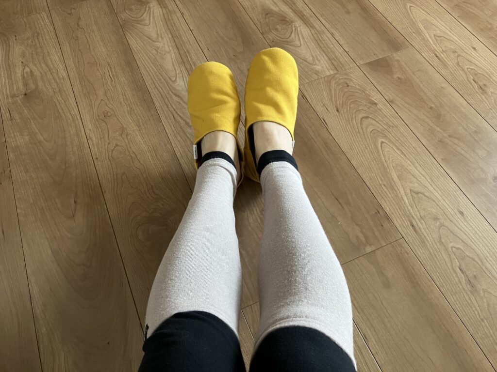 bsファインのプレミアムタイツの上にレッグウォーマーを着用した画像