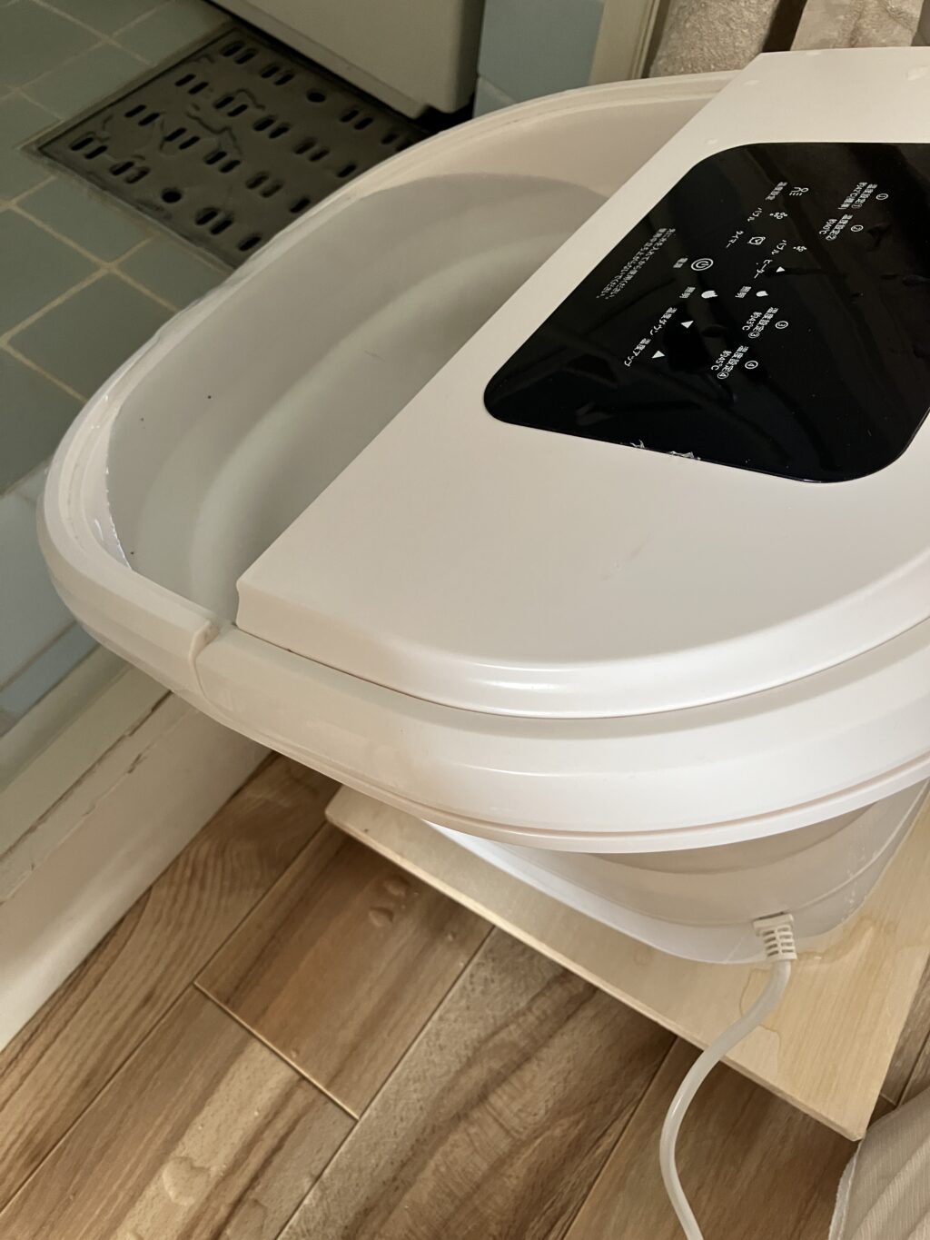 足湯本体を傾けて浴室にお湯を捨てる様子