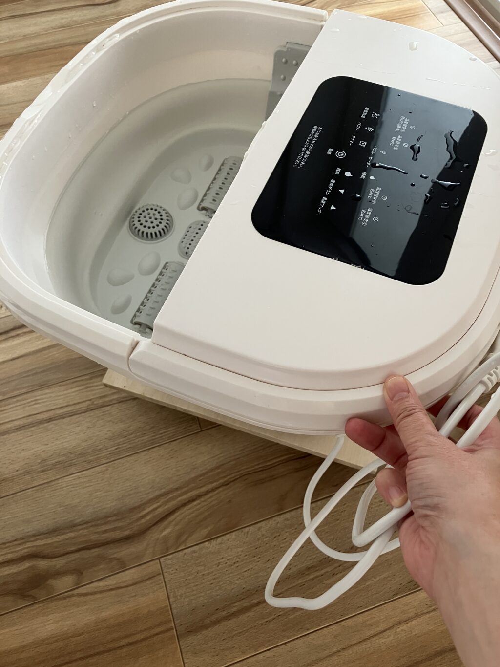 足湯本体を手で推している様子