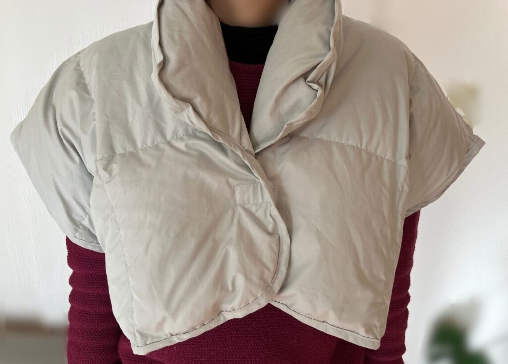 羽毛肩当てを着用した画像