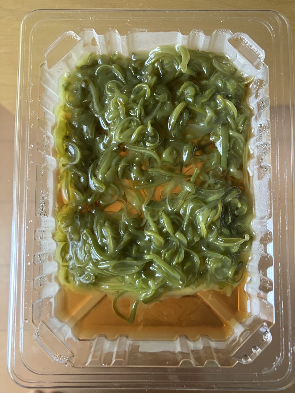 めかぶのパックをあけた画像