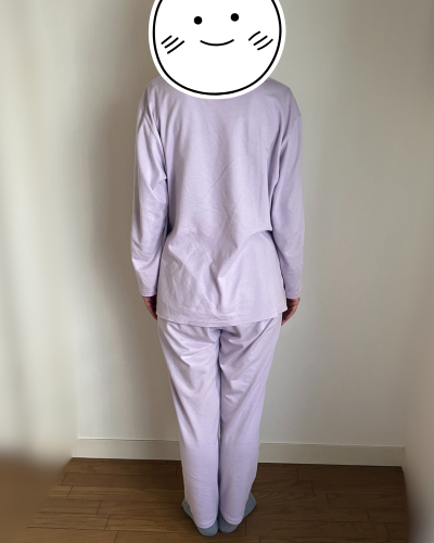 購入2ヶ月後ベネクスのコンフォートポンチセットアップを着用している様子（後ろ姿）