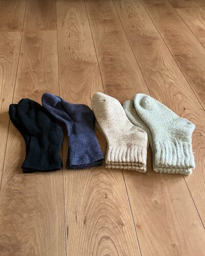 山忠の足うら美人しめつけない、もちっくす、毛布タッチのぬくぬくソックス、毛布のような靴下を並べた写真