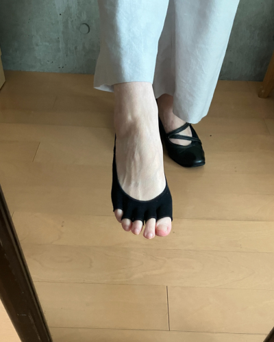 「5本指・かかとなし」のフットカバーを着用した足の写真（正面）