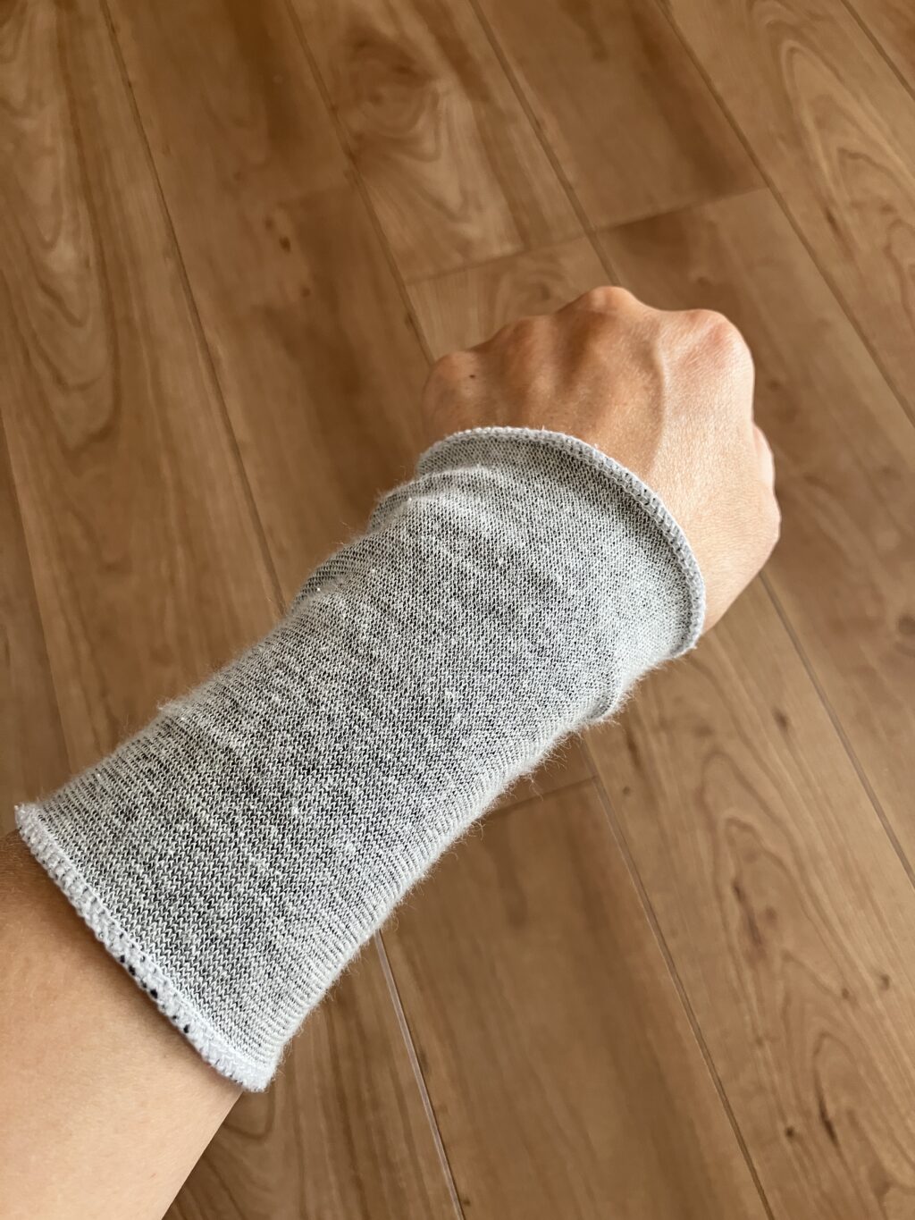 BSファインから過去のキャンペーン中のおまけでいただいた非売品のアームカバーを着用している様子。