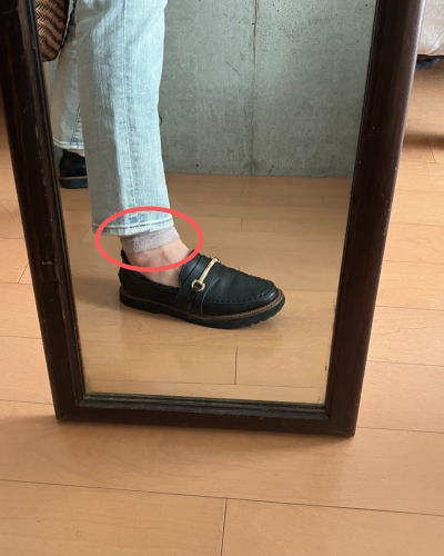 細身ジーンズの下にレッグウォーマーを着用して、素足にローファーを履いた写真を加工してレッグウォーマーに印をつけた画像