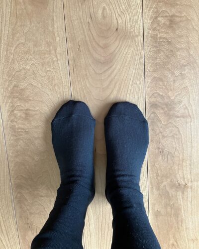 山忠のあきらめない靴下を着用した両足の写真