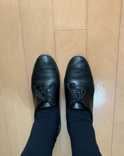 諦めない靴下を着用してショートブーツを履いた様子