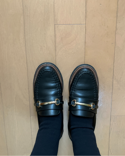 諦めない靴下を着用してローファーを履いた様子