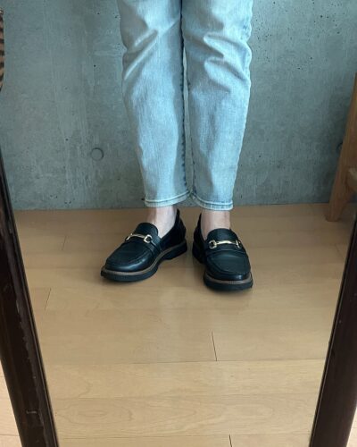 アンクルパンツ(細身パンツ)を着用して素足にローファーを履いている様子