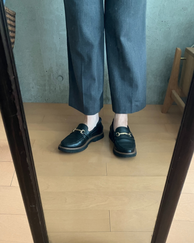 アンクルパンツ（ストレートパンツ）を着用して素足にローファーを履いている様子