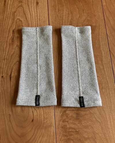 BSファインのアームカバー（両手分）の縫い目とタグが見える側の面