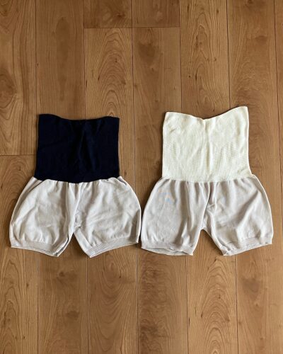 226(つつむ)「おなかをつつむ はらまきパンツ 綿混」のネイビーとホワイトを並べた写真