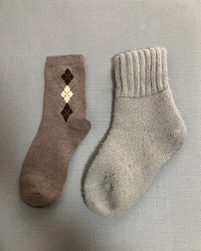 100円と約1,300円の毛の入った靴下を並べた様子