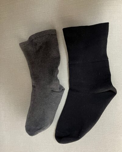 約300円と約1,500円の毛の入った靴下を並べた様子