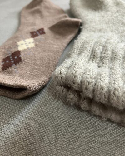 300円と約1,300円の毛の入った靴下をアップにして厚みを比べた様子