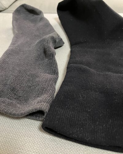 オールシーズン用の約300円と約1,500円の靴下をアップにして厚みを見えやすくした様子