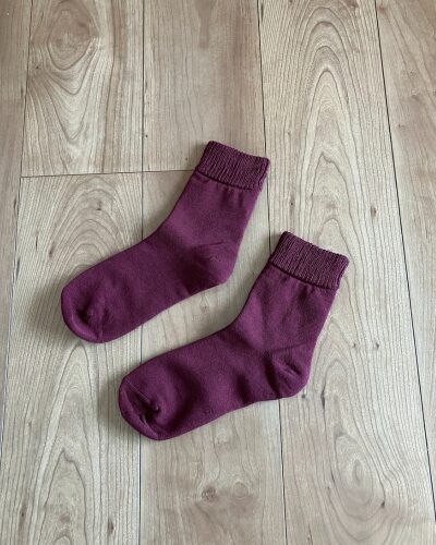太陽ニットのかかとツルツル靴下（ワインカラー）を並べて上から撮影した写真