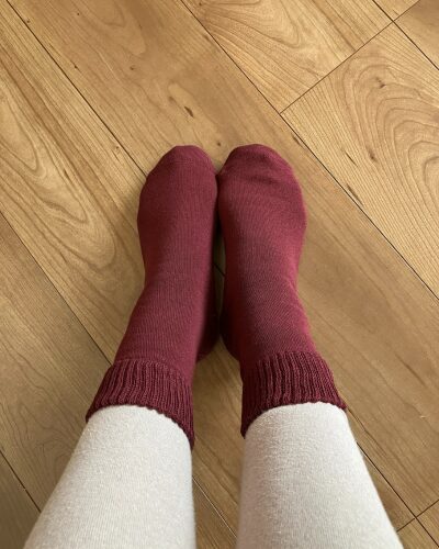 太陽ニットのかかとツルツル靴下を着用した両足の写真