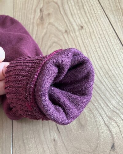 太陽ニットのかかとツルツル靴下（ワインカラー）の裏返している様子