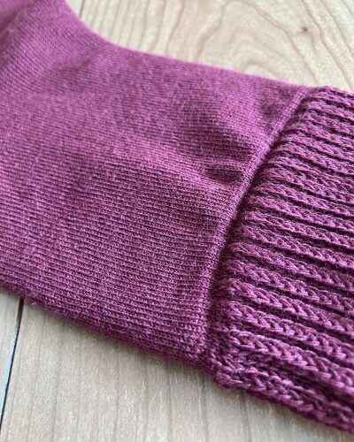 太陽ニットのかかとツルツル靴下（ワインカラー）の表面のアップ写真