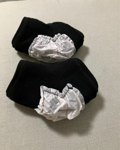 太陽ニットのかかとツルツル靴下（夜用）両足分を裏返して保湿シートが見えるように撮影した写真