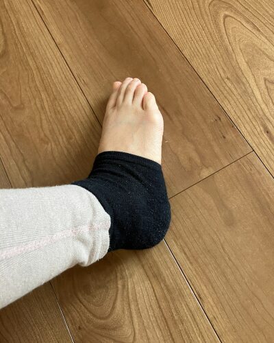 太陽ニットのかかとツルツル靴下（夜用）を着用している片足を横から撮った写真