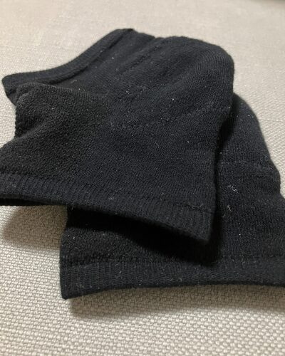 太陽ニットのかかとツルツル靴下（夜用）両足分のアップ写真