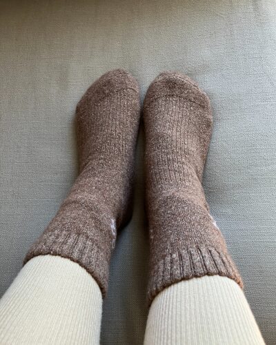 モンゴル良品ショップMONの「羊と暮らす靴下」のブラウンを履いた両足の写真