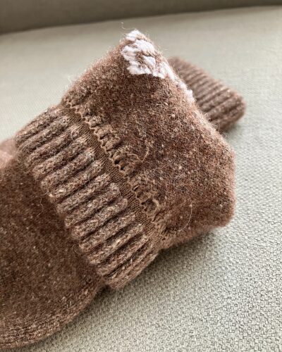 モンゴル良品ショップMONの「羊と暮らす靴下」のブラウンを裏返して撮影した写真