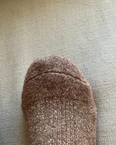 モンゴル良品ショップMONの「羊と暮らす靴下」のブラウンを履いたつま先の写真