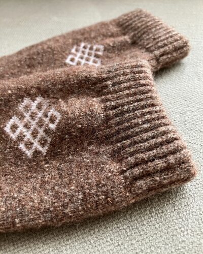 モンゴル良品ショップMONの「羊と暮らす靴下」のブラウン1足の生地をアップにした写真
