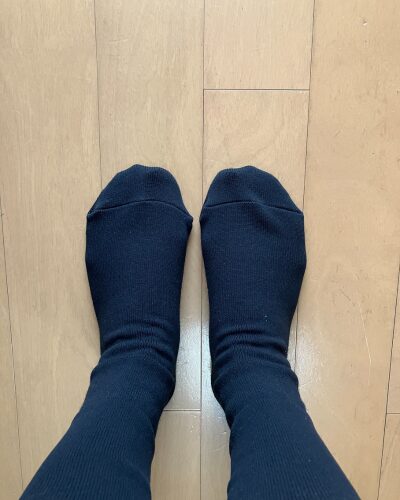 山忠の諦めない靴下を着用した両足の写真