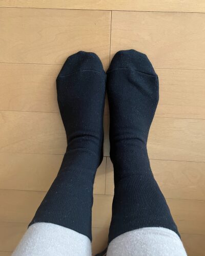 レッグウォーマーの上に山忠の諦めない靴下を着用した様子