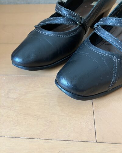 15年前に購入した革のパンプスのつま先付近のアップ