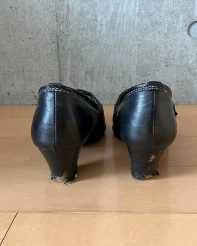 15年前に購入した革のパンプスのかかと付近のアップ