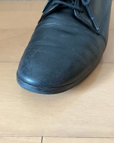8年前に購入したショートブーツのつま先のアップ写真