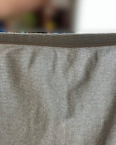 BSファインのウエストウォーマーを光にあてた写真