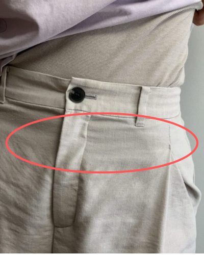 薄い生地のボトムスにウエストウォーマーをインしている様子