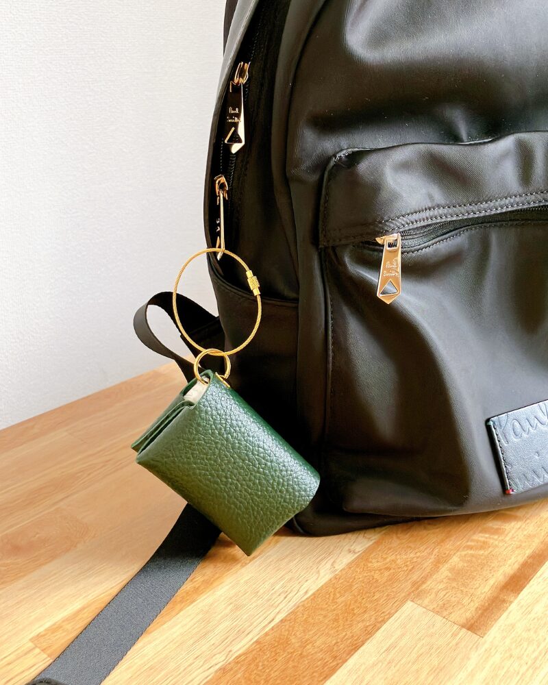 リュックサックのストラップ部分に革製ティッシュケースを外付けした様子