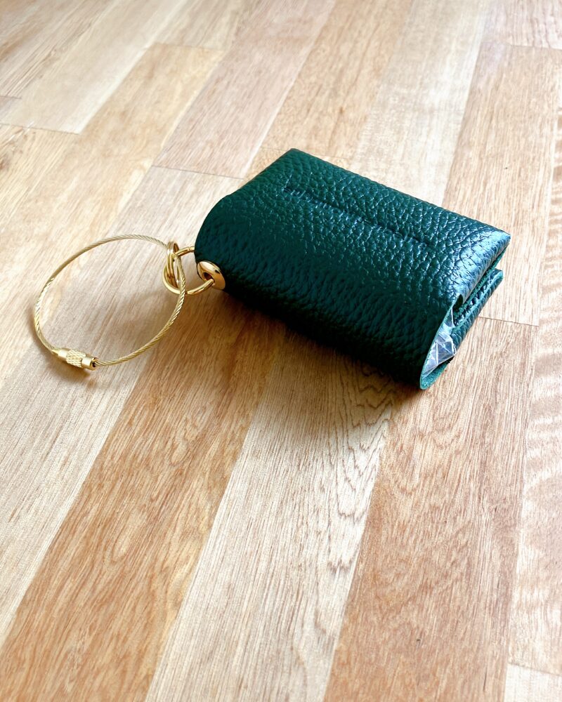 革製ポケットティッシュケースを折りたたんだ状態の全体像