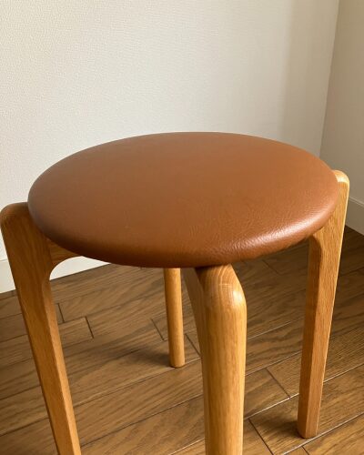 マルニ60のスタッキングスツール（合成皮革）の座面のアップ