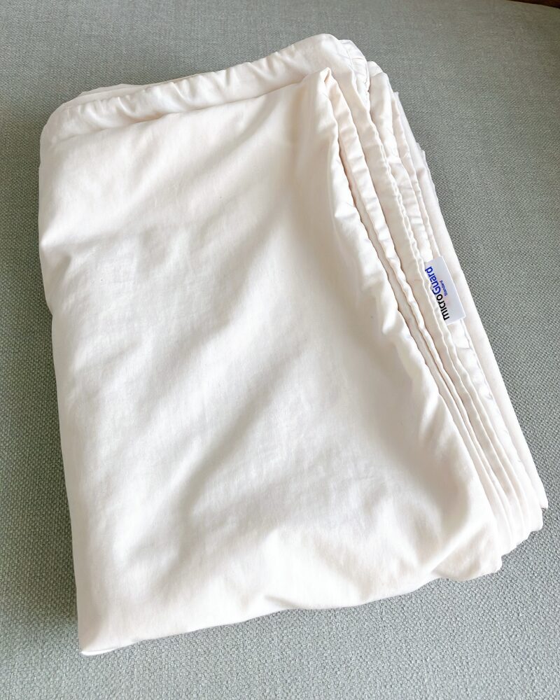 ミクロガードの掛け布団カバー(スタンダード)のアイボリーを折りたたんでいる様子