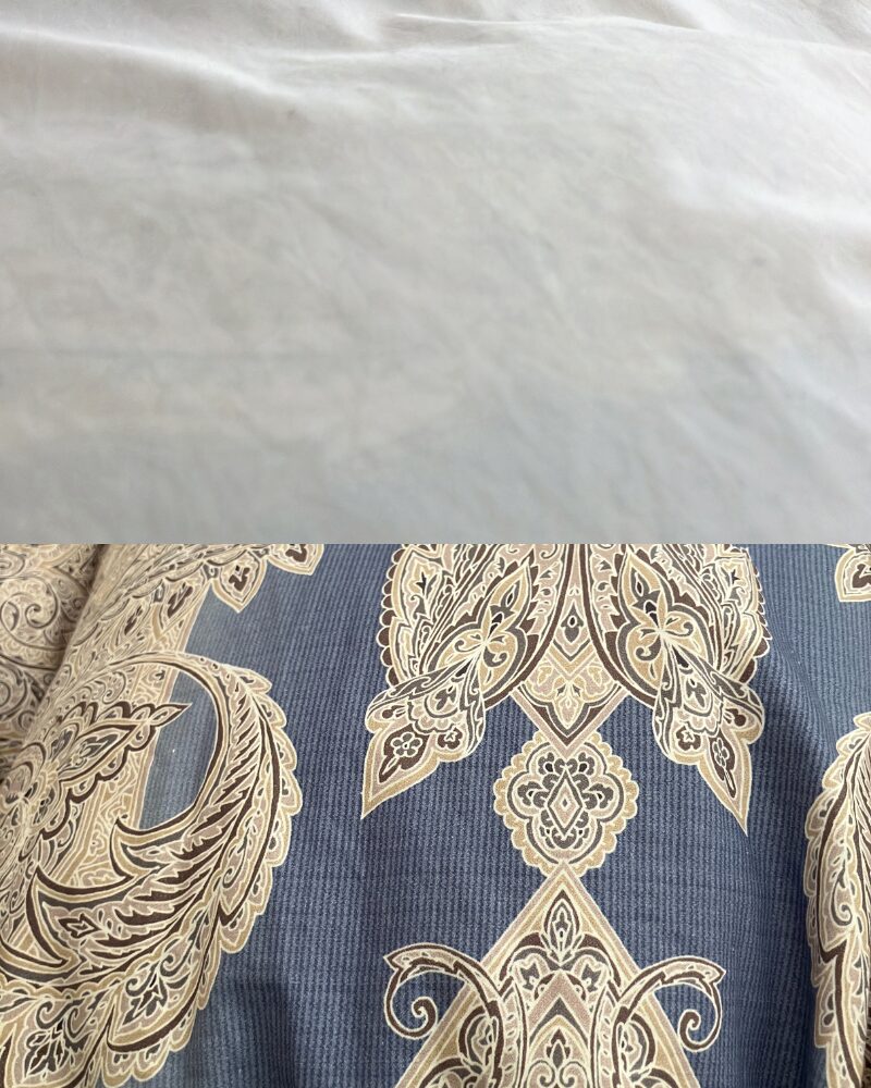 ミクロガードのカバーによる透け感。羽毛布団の柄がアイボリーの生地からわずかに透けて見える